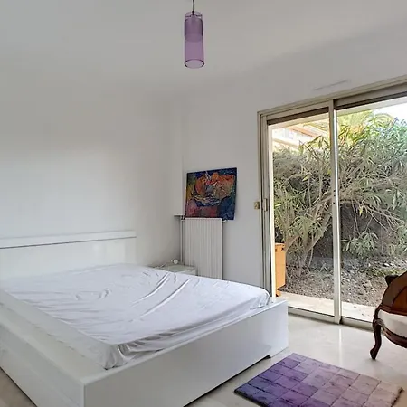 Nice With Garden And Pool In Lägenhet